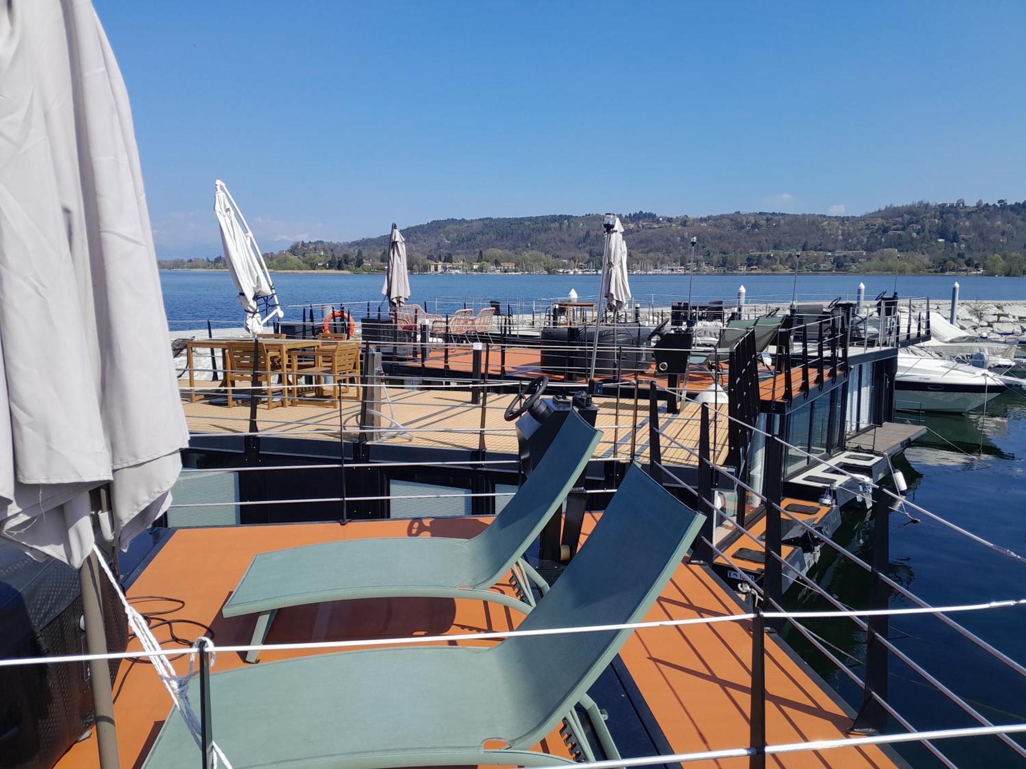 Floating Experience Black Pearl, Lago Maggiore Dormelletto Exterior foto